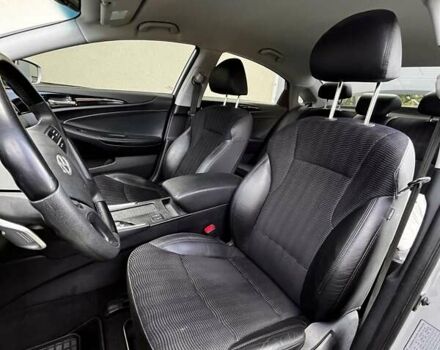 Сірий Хендай Соната, об'ємом двигуна 2.36 л та пробігом 47 тис. км за 12000 $, фото 3 на Automoto.ua