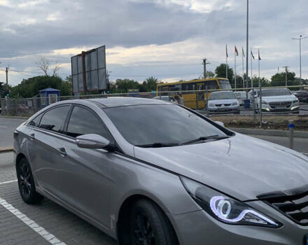 Серый Хендай Соната, объемом двигателя 2.4 л и пробегом 330 тыс. км за 8500 $, фото 2 на Automoto.ua