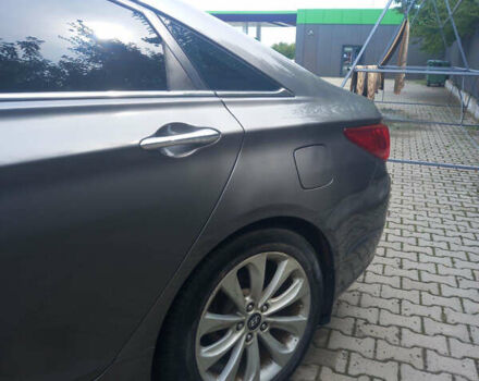 Серый Хендай Соната, объемом двигателя 2 л и пробегом 198 тыс. км за 9500 $, фото 2 на Automoto.ua