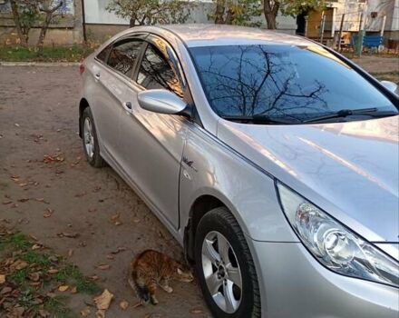 Серый Хендай Соната, объемом двигателя 2 л и пробегом 378 тыс. км за 7300 $, фото 2 на Automoto.ua