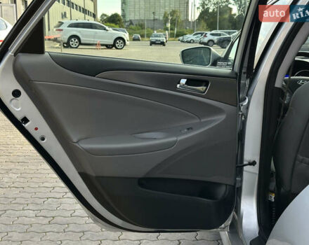 Сірий Хендай Соната, об'ємом двигуна 2.36 л та пробігом 146 тис. км за 9500 $, фото 20 на Automoto.ua