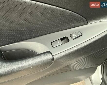 Серый Хендай Соната, объемом двигателя 2.36 л и пробегом 187 тыс. км за 9400 $, фото 49 на Automoto.ua