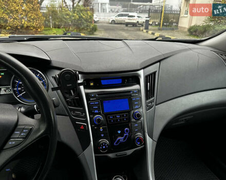 Сірий Хендай Соната, об'ємом двигуна 2.36 л та пробігом 282 тис. км за 8100 $, фото 15 на Automoto.ua