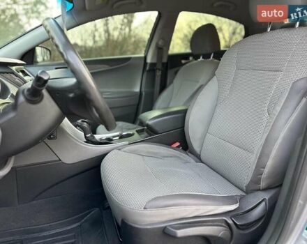 Серый Хендай Соната, объемом двигателя 2.4 л и пробегом 230 тыс. км за 7290 $, фото 14 на Automoto.ua