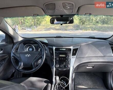 Сірий Хендай Соната, об'ємом двигуна 2 л та пробігом 307 тис. км за 6200 $, фото 2 на Automoto.ua
