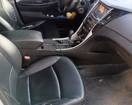 Серый Хендай Соната, объемом двигателя 2 л и пробегом 378 тыс. км за 7300 $, фото 7 на Automoto.ua