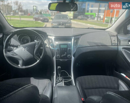 Сірий Хендай Соната, об'ємом двигуна 2 л та пробігом 240 тис. км за 8490 $, фото 7 на Automoto.ua