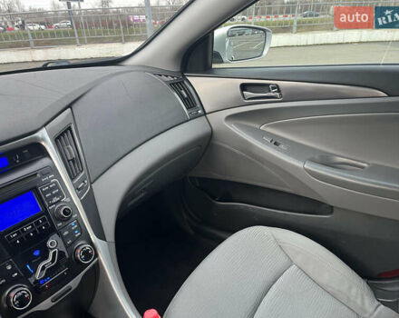 Серый Хендай Соната, объемом двигателя 2.36 л и пробегом 199 тыс. км за 8950 $, фото 14 на Automoto.ua