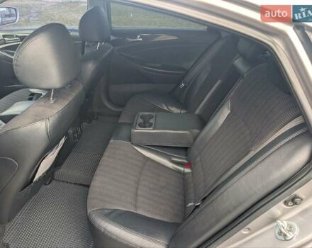 Серый Хендай Соната, объемом двигателя 2.36 л и пробегом 209 тыс. км за 8900 $, фото 12 на Automoto.ua