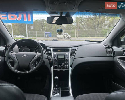 Серый Хендай Соната, объемом двигателя 2 л и пробегом 200 тыс. км за 10000 $, фото 2 на Automoto.ua