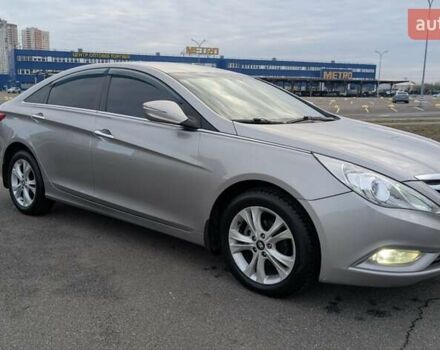 Серый Хендай Соната, объемом двигателя 2.36 л и пробегом 209 тыс. км за 8900 $, фото 3 на Automoto.ua