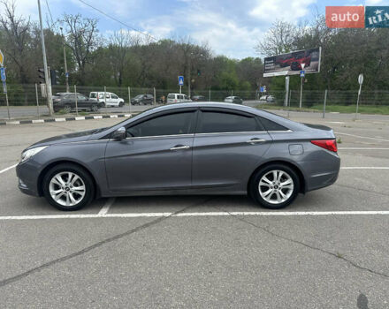 Серый Хендай Соната, объемом двигателя 2 л и пробегом 200 тыс. км за 10000 $, фото 1 на Automoto.ua