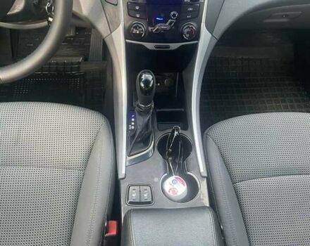 Хендай Соната 2011 в Килие на Automoto.ua Серый Хендай Соната, объемом двигателя 2.36 л и пробегом 359 тыс. км за 8300 $, фото 10 на Automoto.ua