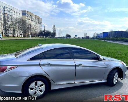 Серый Хендай Соната, объемом двигателя 2.4 л и пробегом 320 тыс. км за 9500 $, фото 2 на Automoto.ua