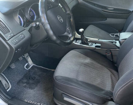 Серый Хендай Соната, объемом двигателя 2 л и пробегом 250 тыс. км за 7800 $, фото 10 на Automoto.ua