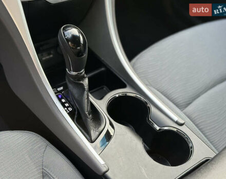 Сірий Хендай Соната, об'ємом двигуна 2.36 л та пробігом 146 тис. км за 9500 $, фото 6 на Automoto.ua