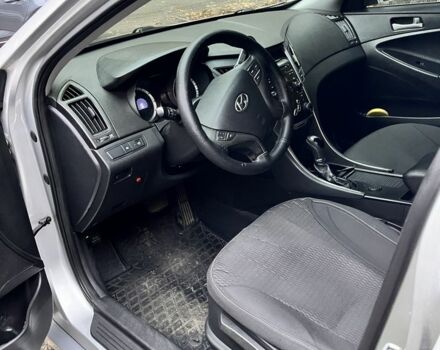 Сірий Хендай Соната, об'ємом двигуна 2 л та пробігом 305 тис. км за 8100 $, фото 5 на Automoto.ua