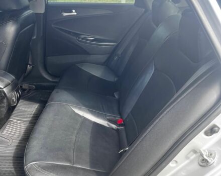 Сірий Хендай Соната, об'ємом двигуна 2 л та пробігом 185 тис. км за 7500 $, фото 4 на Automoto.ua