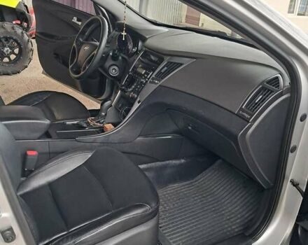 Сірий Хендай Соната, об'ємом двигуна 2 л та пробігом 227 тис. км за 7777 $, фото 1 на Automoto.ua