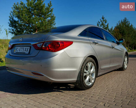 Серый Хендай Соната, объемом двигателя 2 л и пробегом 105 тыс. км за 9600 $, фото 13 на Automoto.ua