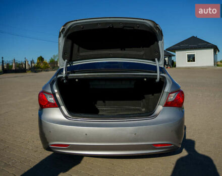Серый Хендай Соната, объемом двигателя 2 л и пробегом 105 тыс. км за 9600 $, фото 18 на Automoto.ua