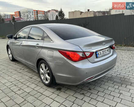Серый Хендай Соната, объемом двигателя 2 л и пробегом 200 тыс. км за 8500 $, фото 2 на Automoto.ua