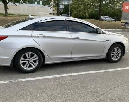 Серый Хендай Соната, объемом двигателя 2 л и пробегом 300 тыс. км за 7900 $, фото 1 на Automoto.ua