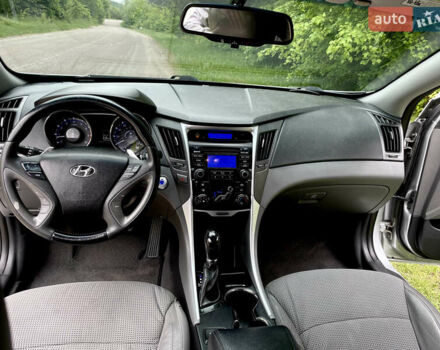 Сірий Хендай Соната, об'ємом двигуна 2.4 л та пробігом 250 тис. км за 9500 $, фото 5 на Automoto.ua