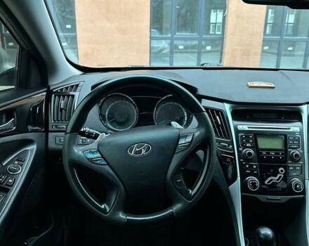 Сірий Хендай Соната, об'ємом двигуна 2 л та пробігом 200 тис. км за 7300 $, фото 10 на Automoto.ua