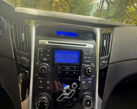 Серый Хендай Соната, объемом двигателя 2.36 л и пробегом 240 тыс. км за 8400 $, фото 4 на Automoto.ua