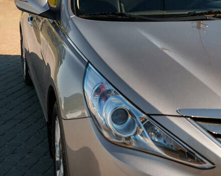 Серый Хендай Соната, объемом двигателя 2 л и пробегом 105 тыс. км за 9600 $, фото 4 на Automoto.ua