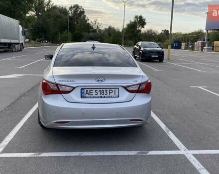 Серый Хендай Соната, объемом двигателя 2 л и пробегом 300 тыс. км за 7900 $, фото 2 на Automoto.ua
