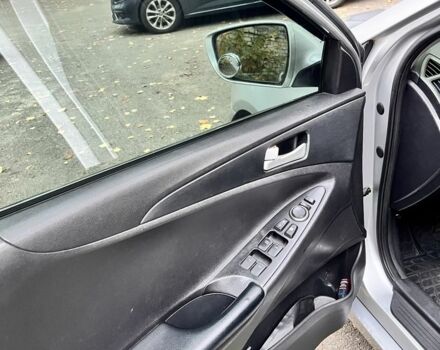 Сірий Хендай Соната, об'ємом двигуна 2 л та пробігом 305 тис. км за 8100 $, фото 8 на Automoto.ua