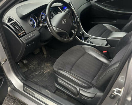 Серый Хендай Соната, объемом двигателя 2 л и пробегом 139 тыс. км за 7900 $, фото 9 на Automoto.ua