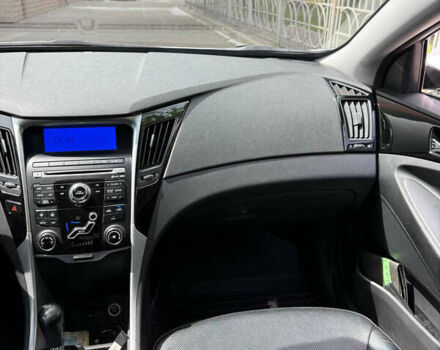 Серый Хендай Соната, объемом двигателя 2.4 л и пробегом 209 тыс. км за 12700 $, фото 11 на Automoto.ua