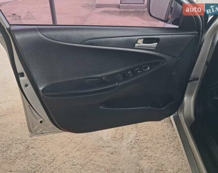 Сірий Хендай Соната, об'ємом двигуна 2 л та пробігом 227 тис. км за 7777 $, фото 5 на Automoto.ua