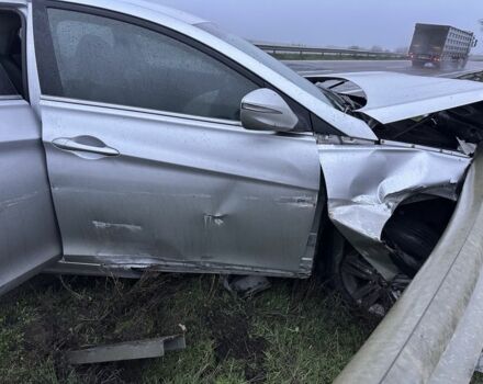 Серый Хендай Соната, объемом двигателя 2 л и пробегом 116 тыс. км за 3500 $, фото 2 на Automoto.ua