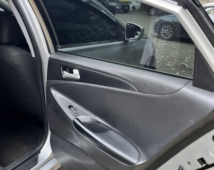 Сірий Хендай Соната, об'ємом двигуна 2 л та пробігом 305 тис. км за 8100 $, фото 11 на Automoto.ua