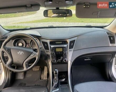 Серый Хендай Соната, объемом двигателя 2 л и пробегом 186 тыс. км за 7800 $, фото 9 на Automoto.ua