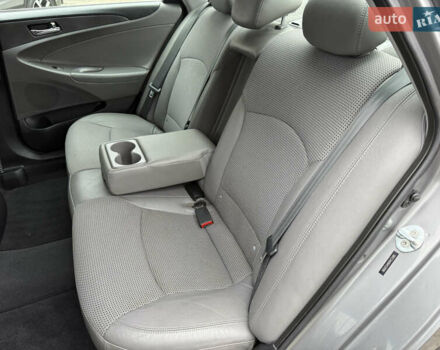 Сірий Хендай Соната, об'ємом двигуна 2 л та пробігом 191 тис. км за 7900 $, фото 29 на Automoto.ua