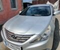 Серый Хендай Соната, объемом двигателя 2 л и пробегом 320 тыс. км за 7800 $, фото 1 на Automoto.ua
