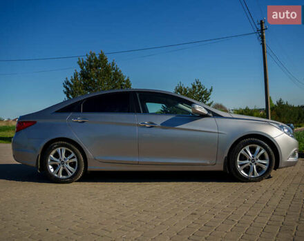 Серый Хендай Соната, объемом двигателя 2 л и пробегом 105 тыс. км за 9600 $, фото 7 на Automoto.ua