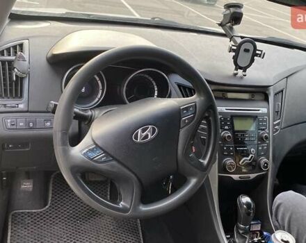 Серый Хендай Соната, объемом двигателя 2 л и пробегом 300 тыс. км за 7900 $, фото 4 на Automoto.ua