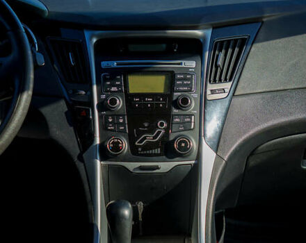 Серый Хендай Соната, объемом двигателя 2 л и пробегом 105 тыс. км за 9600 $, фото 24 на Automoto.ua