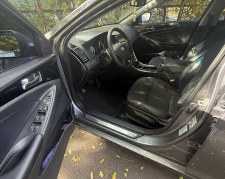 Серый Хендай Соната, объемом двигателя 2.36 л и пробегом 240 тыс. км за 8400 $, фото 5 на Automoto.ua