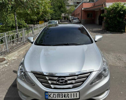 Серый Хендай Соната, объемом двигателя 2.4 л и пробегом 209 тыс. км за 12700 $, фото 1 на Automoto.ua