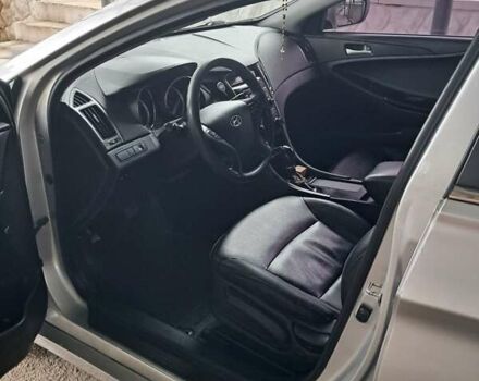 Сірий Хендай Соната, об'ємом двигуна 2 л та пробігом 227 тис. км за 7777 $, фото 2 на Automoto.ua