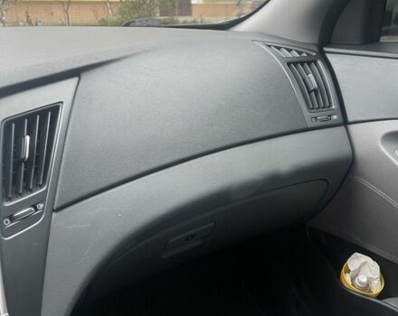 Серый Хендай Соната, объемом двигателя 2.4 л и пробегом 270 тыс. км за 7800 $, фото 5 на Automoto.ua