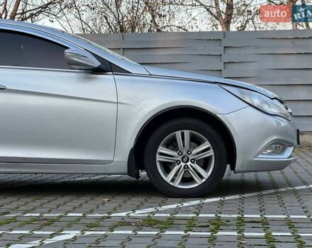 Серый Хендай Соната, объемом двигателя 2 л и пробегом 185 тыс. км за 8100 $, фото 5 на Automoto.ua