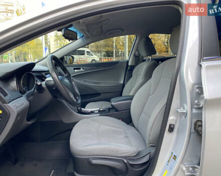 Хендай Соната 2013 у Миколаєві на Automoto.ua Сірий Хендай Соната, об'ємом двигуна 2.4 л та пробігом 151 тис. км за 8099 $, фото 6 на Automoto.ua